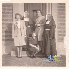 Voorzijde Johannastichting zittend An Pastoor Coll. HKR F000005
